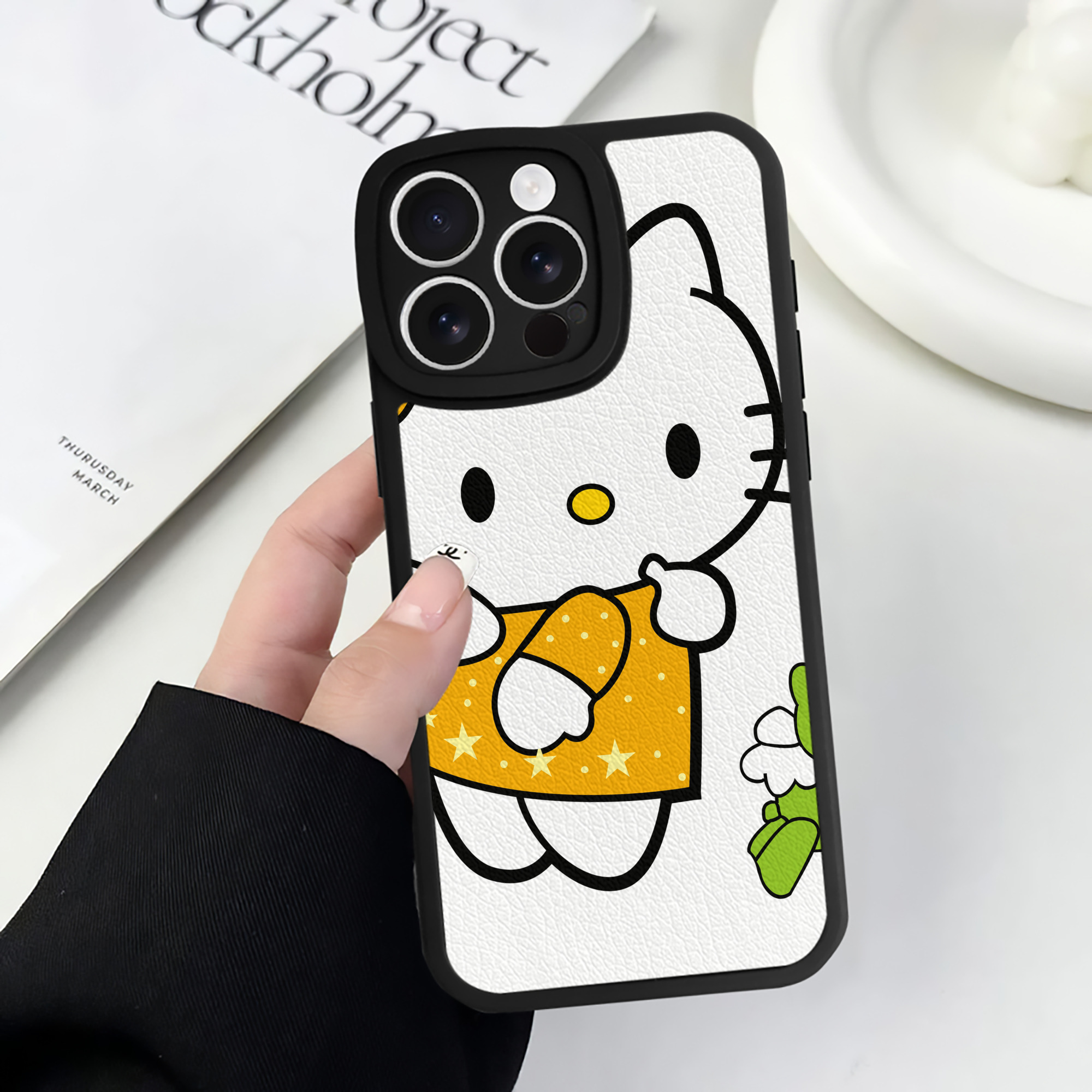 （画像用） Hello Kitty ハローキティ 【iPhone 16シリーズ対応】シリコンスマホケース（レザー調） 材質：シリコン